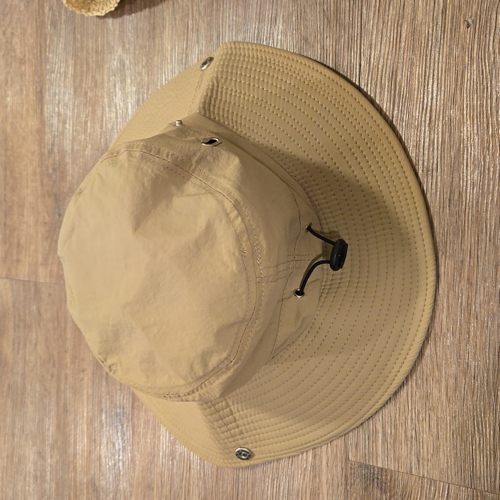 Wide brim hat